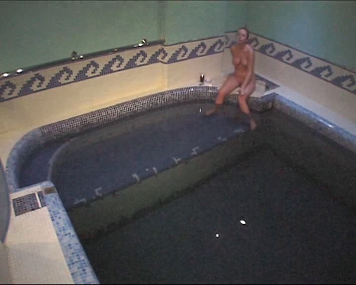 See nude babe in the swimming pool!