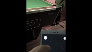 Bragas Vibrantes, Torturando a su novia en público mientras juegan billares