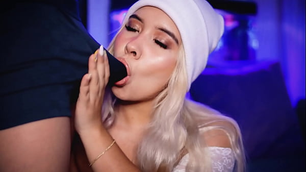 Blonde wants to suck her boyfriend’s cock online