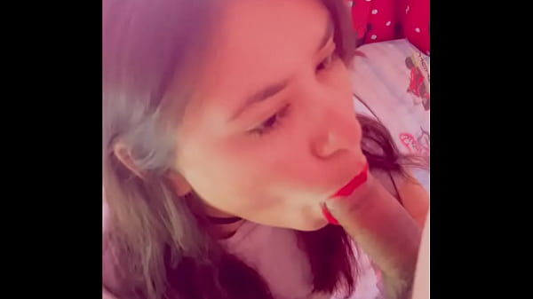 Puta latina da una rica mamada y termina con su lechazo en la boca | MinnieSoulDays