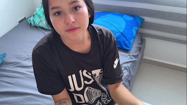 Mi timida hermanastra pide de regalo de 18 mi gran polla y yo la complazco tan rico que la hago venir a chorros.