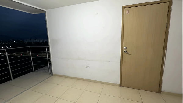 Invito a mi sexi latina compañera de universidad a mi apartamento a hacer un trabajo y termino follandola duro con mi enorme y rico polla por su latino culo.