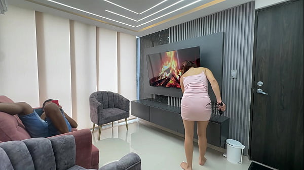 Le propongo hacer karaoke a mi latina culona hermanastra para no estar abrurridos y termina tragandose mi enrome y jugosa verga para meterlesela luego por su apretado culo.